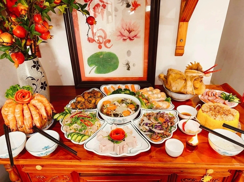 Mâm cúng rằm tháng 7 có thể gồm đồ chay, mâm cơm gia tiên hoặc lễ cúng chúng sinh tùy theo phong tục từng gia đình. 