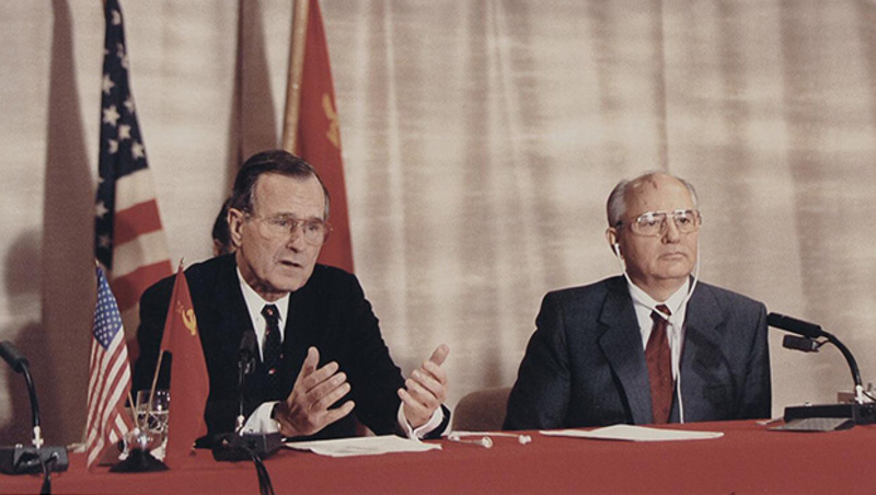 Những cải cách dưới thời Gorbachev và biến động Đông Âu đã mở đường cho sự kết thúc của Chiến tranh lạnh.