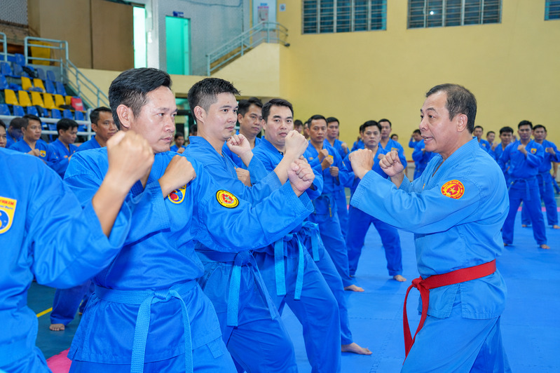 Đai đỏ thường gắn với cấp bậc cao, thể hiện chiều sâu võ đạo, kinh nghiệm và tinh thần cống hiến. 