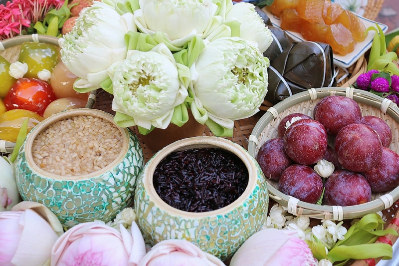 Cơm rượu nếp, bánh tro, trái cây theo mùa là những món đặc trưng trong mâm cúng Tết Đoan Ngọ. 