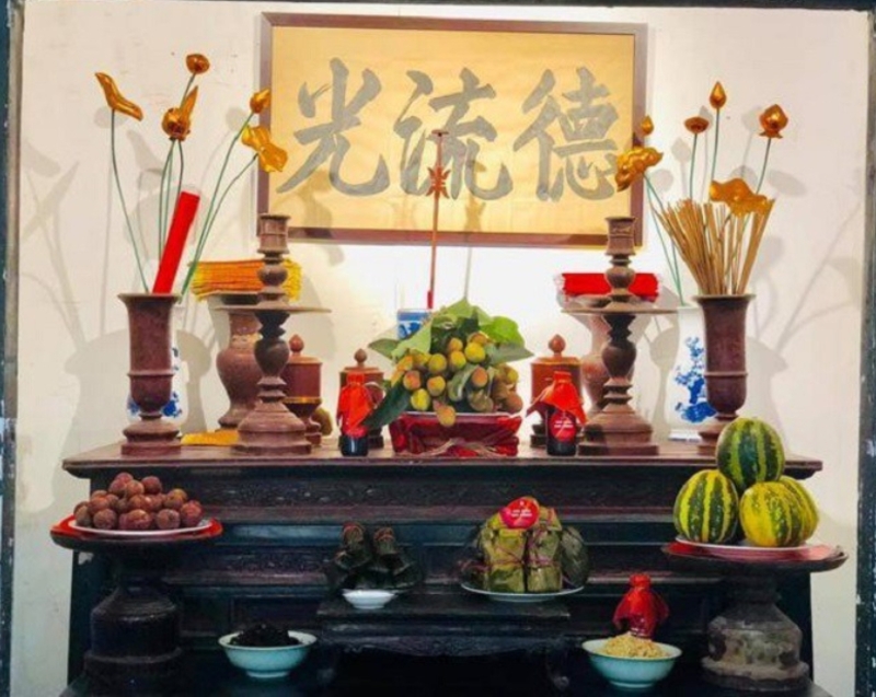 Dọn dẹp bàn thờ, chuẩn bị mâm cúng và quây quần bên gia đình là những hoạt động thường thấy trong ngày Tết Đoan Ngọ. 
