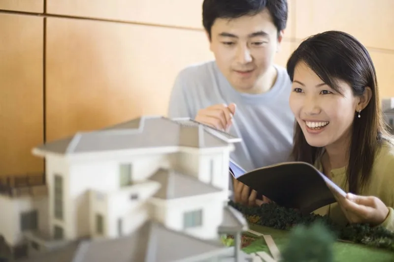 Người được mượn tuổi thay mặt chủ nhà thực hiện nghi thức cuốc đất trong lễ động thổ cất nhà.