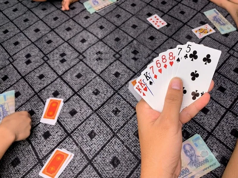 Quan sát bài đã đánh và lựa chọn thời điểm bỏ bài hợp lý là kỹ năng quan trọng khi chơi tá lả.
