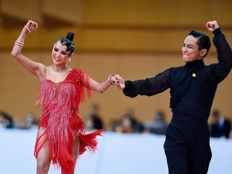Trang phục Dance Sport được thiết kế để làm nổi bật đường nét chuyển động nhưng vẫn phải phù hợp với nội dung và quy định của giải.