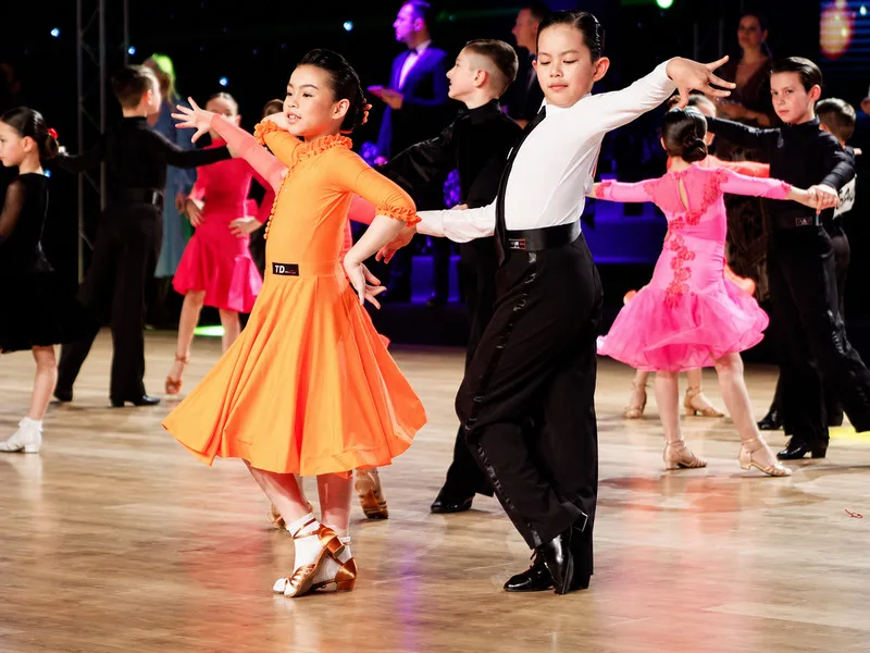 Người mới học Dance Sport nên bắt đầu từ tư thế, nhịp điệu và bước chân cơ bản trước khi luyện các tổ hợp phức tạp.