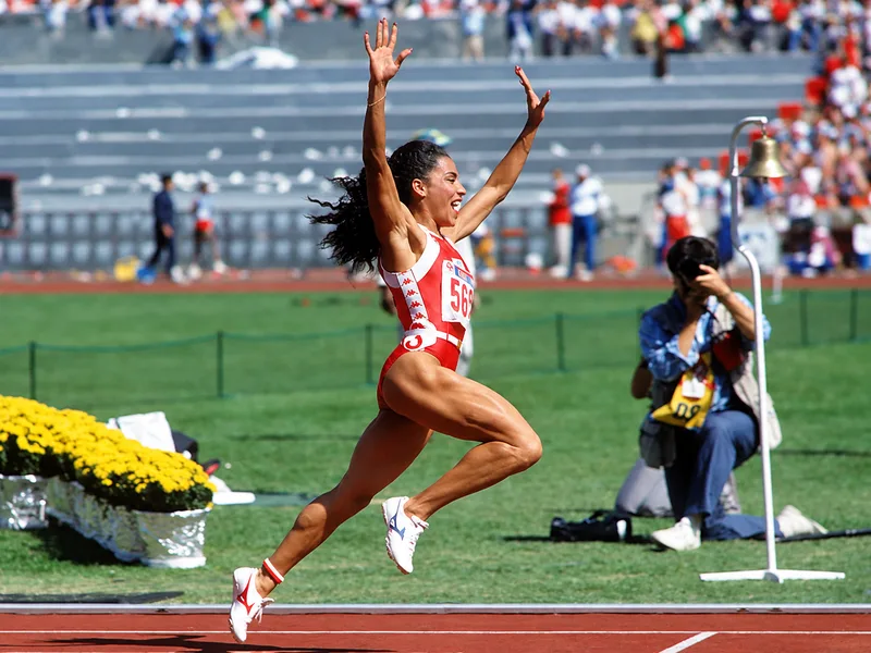 Florence Griffith-Joyner vẫn giữ kỷ lục 100m nữ 10,49 giây sau nhiều thập kỷ.